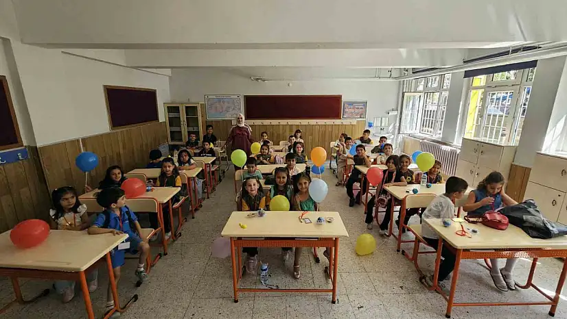 Uyum haftası başladı, okullar öğrencilerin sesleri ile yankılandı