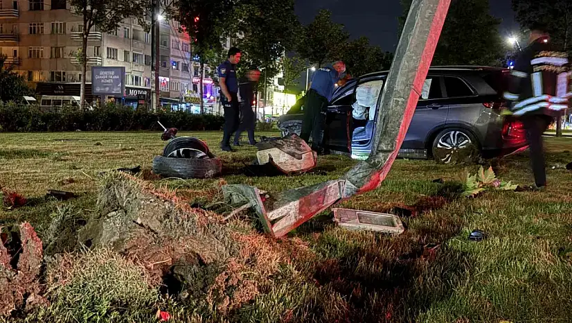 Virajı alamayan SUV tarzı araç aydınlatma direğini yerinden söktü: 1 yaralı