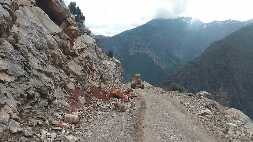 Yahyalı'da sel ve heyelan sonucu kapanan yollar açıldı
