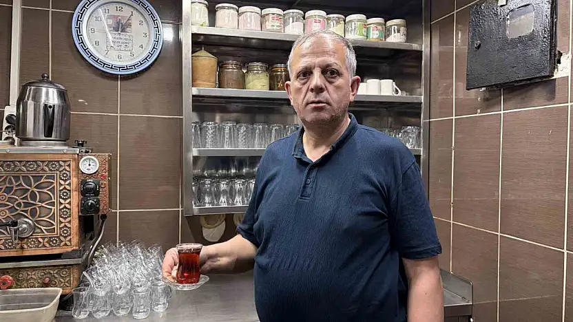 4 metrekare dükkanda 43 yıldır çay demliyor