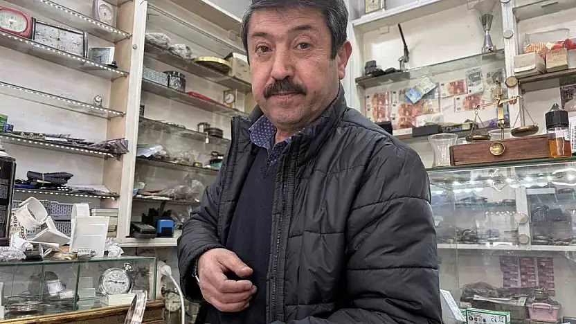 44 yıldır tarihi saatlere ince ayar veriyor