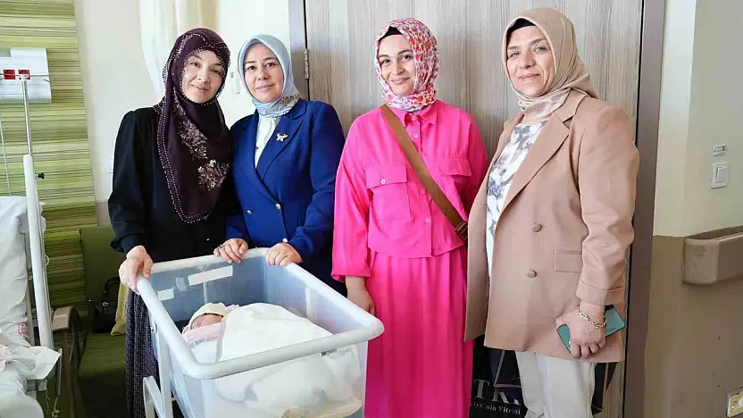 AK Parti Kayseri Kadın Kolları'ndan Anne Sütü Haftası'na anlamlı ziyaret