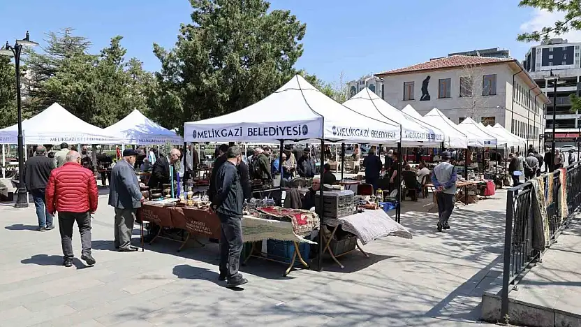 Antika Pazarı koleksiyonerleri bir araya geldi