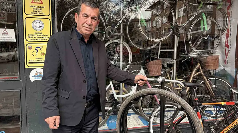 Askıda bisiklet parçaları, çocukların yüzünü güldürüyor