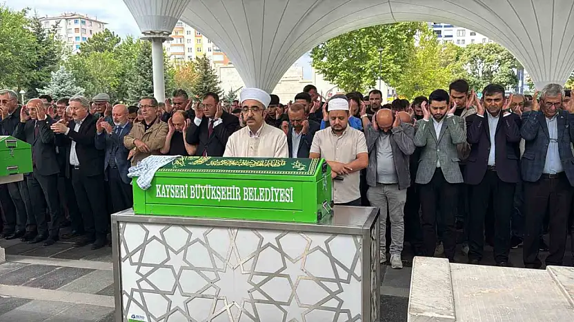 Başına kaya parçası düşmesi sonucu hayatını kaybeden bebek toprağa verildi