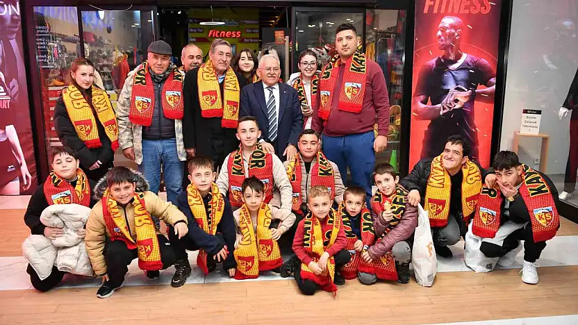 Başkan Büuyükkılıç, AVM'de esnaf ve vatandaşlarla buluştu