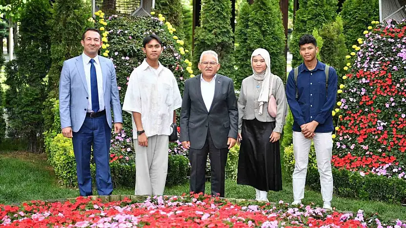 Başkan Büyükkılıç, Kayseri'yi tanıtan Endonezyalı öğrencileri ağırladı