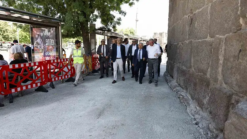 Başkan Büyükkılıç'tan Cumhuriyet Meydanı'ndaki büyük dönüşüme yakın takip