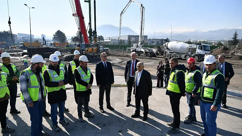 Başkan Büyükkılıç'tan Kartal Katlı Kavşağı'na yakın takip: 'Verimli bir şekilde çalışmalar sürüyor'