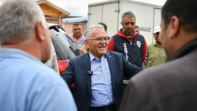 Başkan Büyükkılıç'tan Mimarsinan Kurban Pazarı'nda sıkı pazarlık ve samimi buluşma