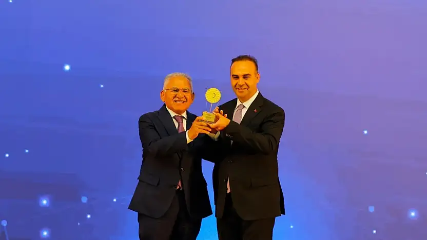 Başkan Büyükkılıç, Türkiye'de ilk olan RES projesiyle Bakan Kacır'ın elinden ödül aldı