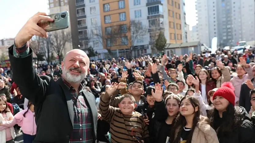 Başkan Çolakbayrakdar: 'Evlatlarımızın geleceğine ışık tutuyoruz'