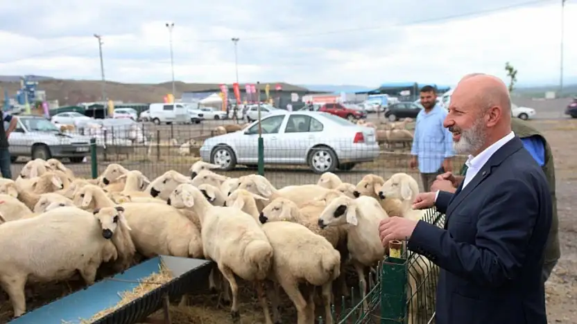 Başkan Çolakbayrakdar: 'Kurban hizmetinde öncü, Türkiye'de sayılı belediyeyiz'