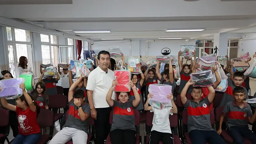 Başkan Metin'den öğrencilere kırtasiye desteği