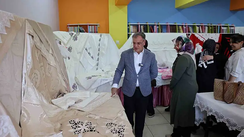 Başkan Özdoğan, el emeği göz nuru eserleri inceledi