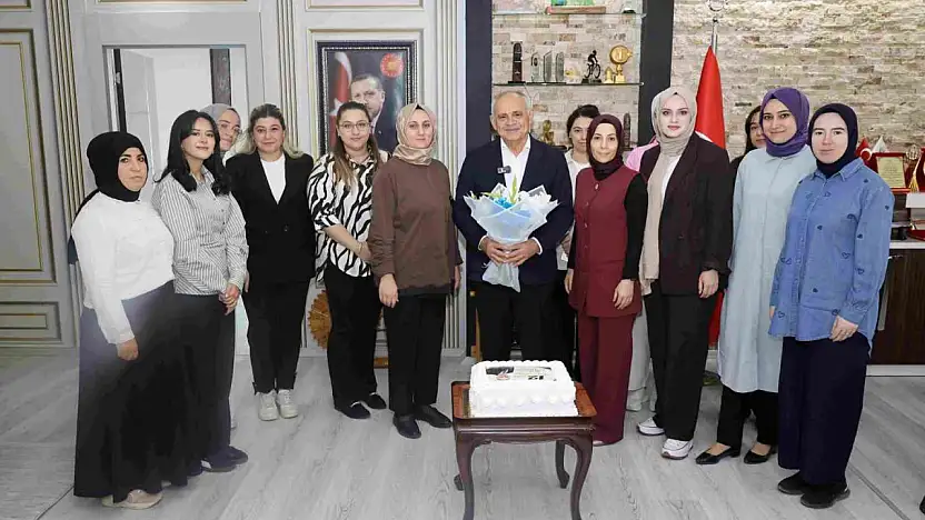 Başkan Öztürk'e personelden doğum günü sürprizi