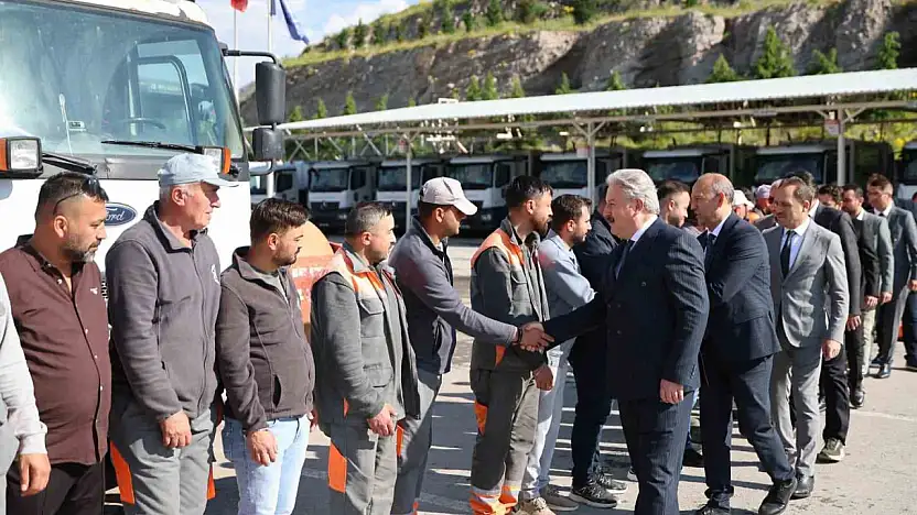 Başkan Palancıoğlu, mesaiye personel ile bayramlaşarak başladı