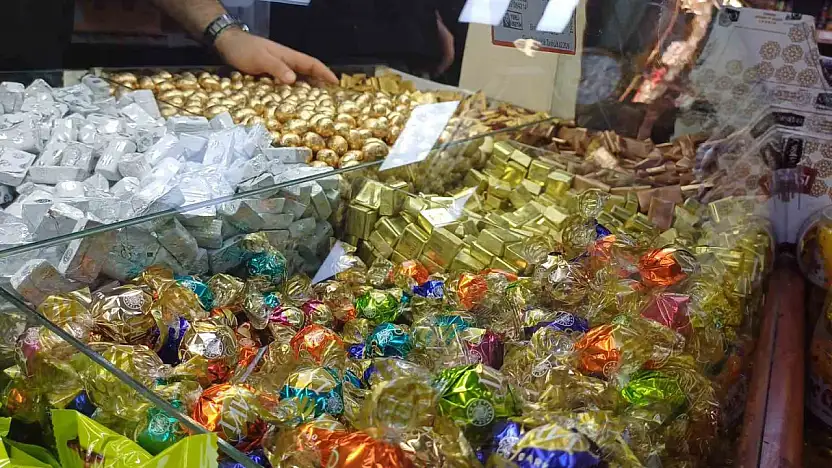 Bayramlık çikolata ve şekerler tezgahlarda