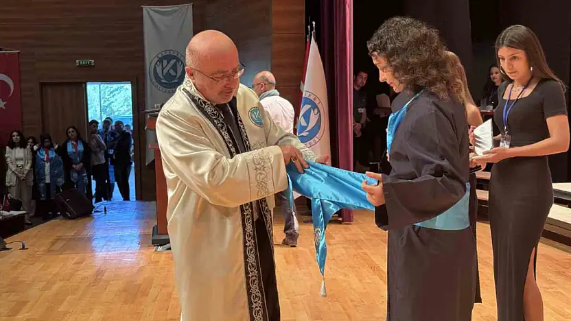 Bu üniversite kep atmıyor şed kuşanıyor