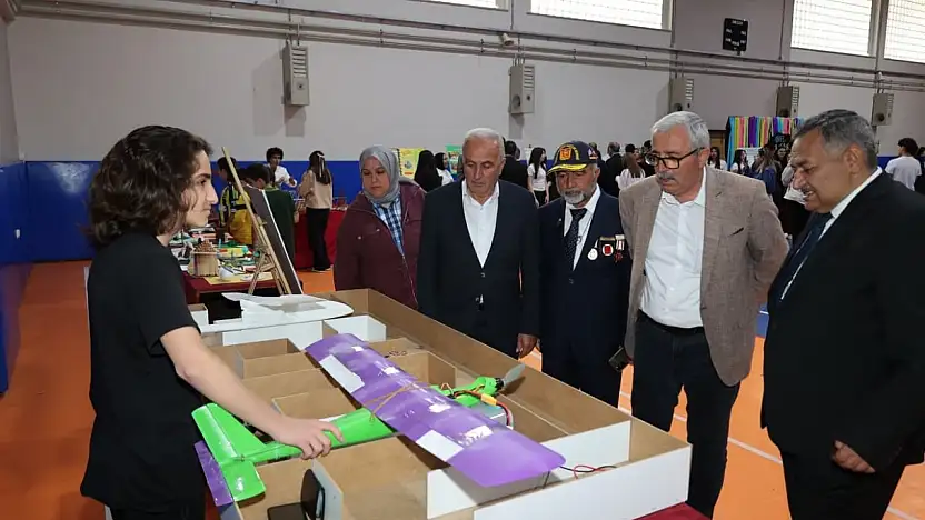 Bünyan Fen Lisesi'nde düzenlenen TÜBİTAK Bilim Fuarı'na yoğun ilgi