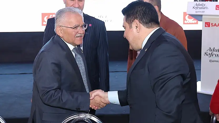 Büyükkılıç, öğrenciler ve siyasi parti temsilcileri ile iftar sofralarında buluştu