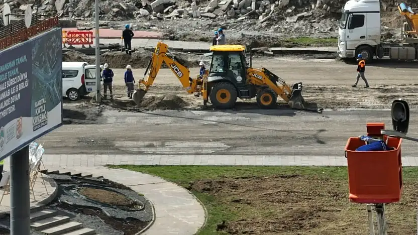 Büyükşehir'de pazar günü de durmak yok: Kartal Katlı Kavşağı'nda hummalı çalışma