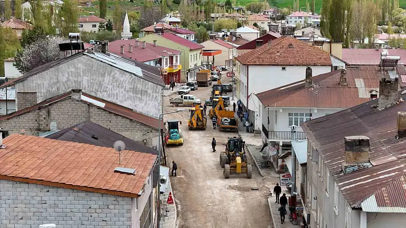 Büyükşehir'den Sarız'daki 1,3 kilometrelik ana arterde yol yapım ve sıcak asfalt çalışması