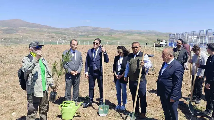 Büyükşehir, Pınarbaşı'daki eğitim yuvasına 2 bin 500 fidan dikti