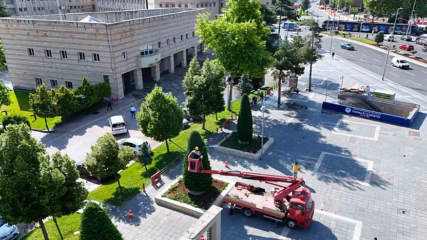Büyükşehirden kent estetiğine titiz dokunuş: Süs bitkilerine form budaması