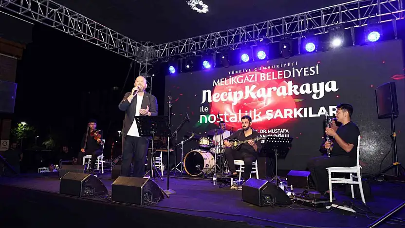 Çarşı Melikgazi'de nostaljik şarkılar gönülleri fethetti