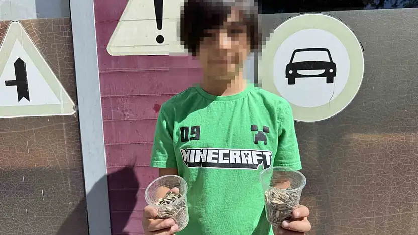 Çekirdek satan çocuğun tezgahındaki para ve eşyalarını alıp gittiler