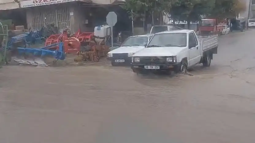 Develi'de sağanak yağış etkili oldu