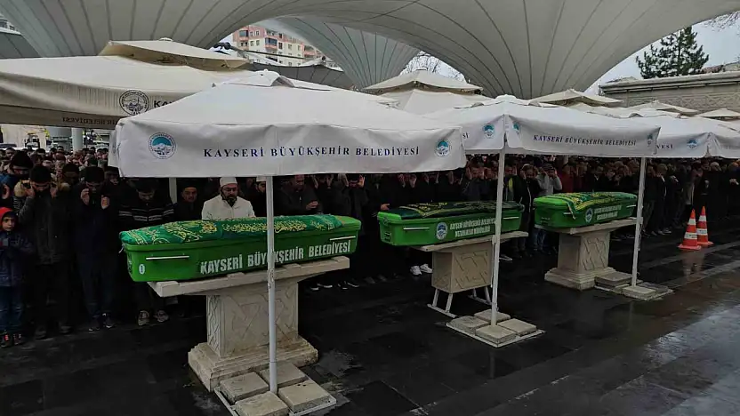 En acı cenaze: Trafik kazasında hayatını kaybeden anne, oğlu ve kızı yan yana son yolculuğuna uğurlandı