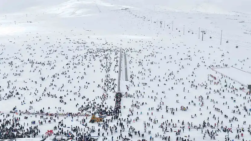 Erciyes'te hafta sonu pistler kayakçılarla doldu