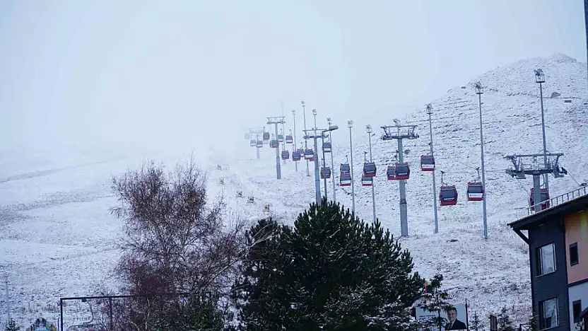 Erciyes'te kar yağışı, dağ beyaza büründü