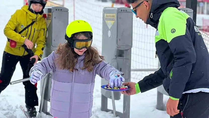Erciyes'te kayak tutkunlarına bayram şekeri ikram edildi