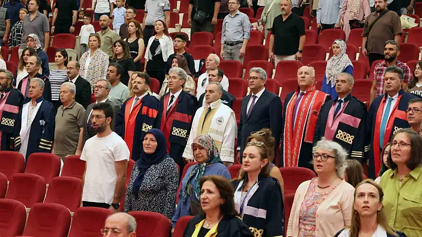 ERÜ'de lisansüstü mezuniyet sevinci yaşandı