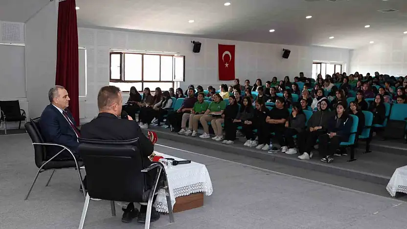 ERÜ Rektörü Altun, Develi'de öğrenciler ile buluştu