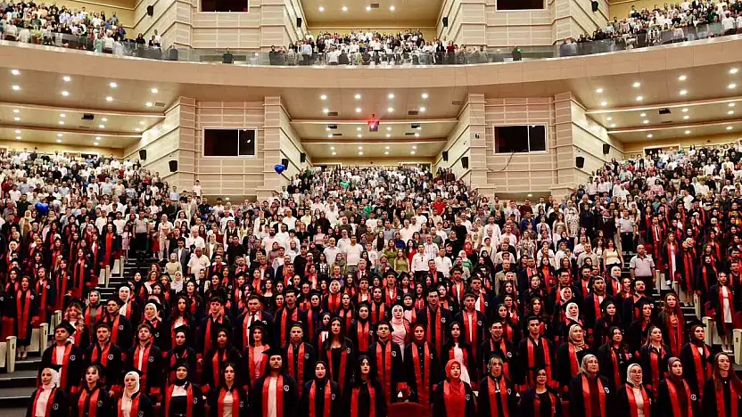 ERÜ Sağlık Hizmetleri Meslek Yüksekokulu yeni mezunlarını verdi