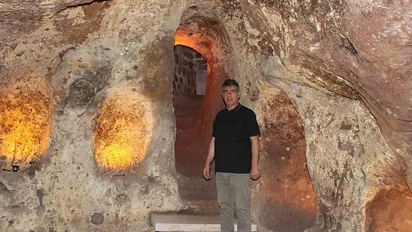 Evinin altında iki bin yıllık parmak izleriyle yaşıyor