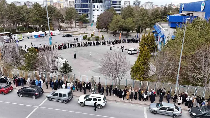 Kadir Gecesi'nde kutsal emanetler için uzun kuyruklar oluştu