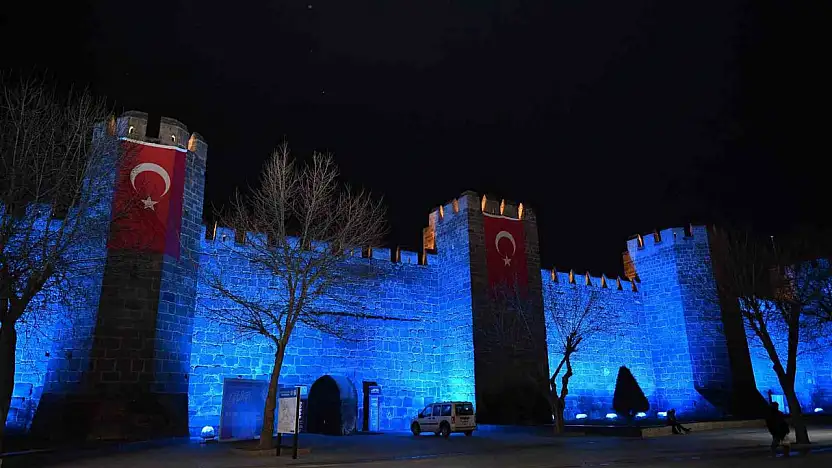 Kayseri Büyükşehir, tarihi surları mavi ışıkla aydınlatarak otizm farkındalığına dikkat çekti