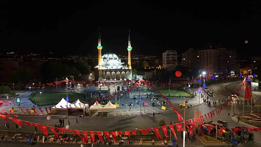 Kayseri'de 15 Temmuz'un yıl dönümünde camilerden sela yükseldi