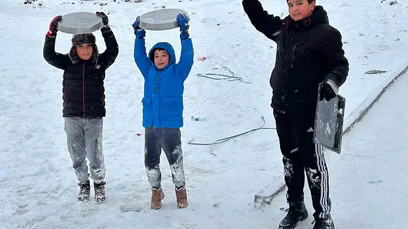 Kayseri'de çocukların kar eğlencesi: Tepsilerle kayak yaptılar