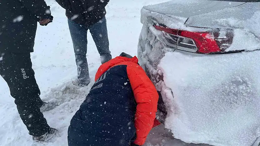 Kayseri'de kar yağışı sonrası mahsur kalan vatandaşlar kurtarıldı