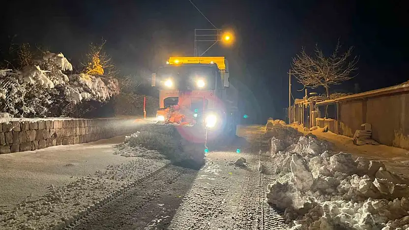 Kayseri'de kar yağışı ve tipi nedeniyle 128 yol ulaşıma kapalı