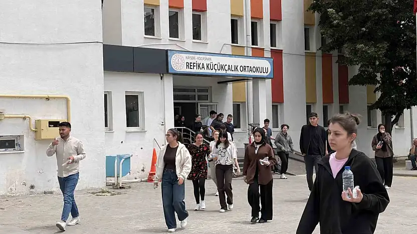 Kayseri'de polis geç kalan adayları sınava yetiştirmek için seferber oldu
