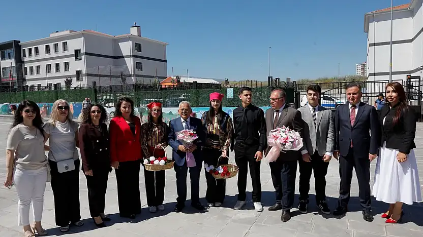 Kayseri'de protokol, öğrencilerin karne heyecanına ortak oldu