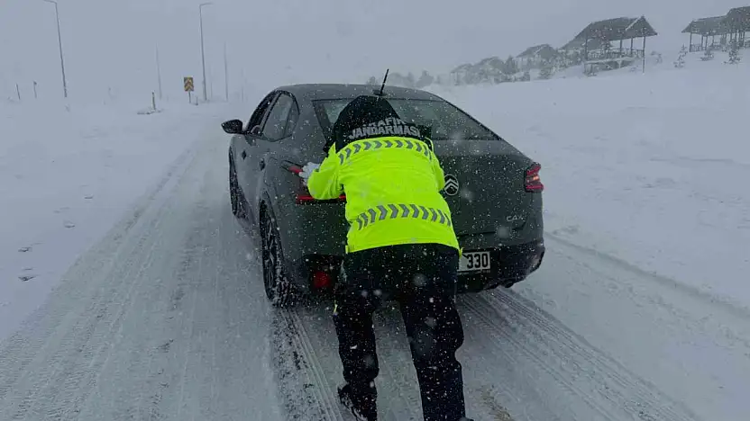 Kayseri'de ulaşıma kar engeli