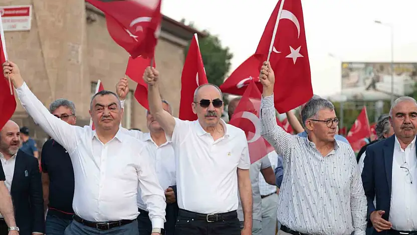 Kayseri iş dünyası milletin zaferini Cumhuriyet Meydanı'nda sahiplenmeye devam etti